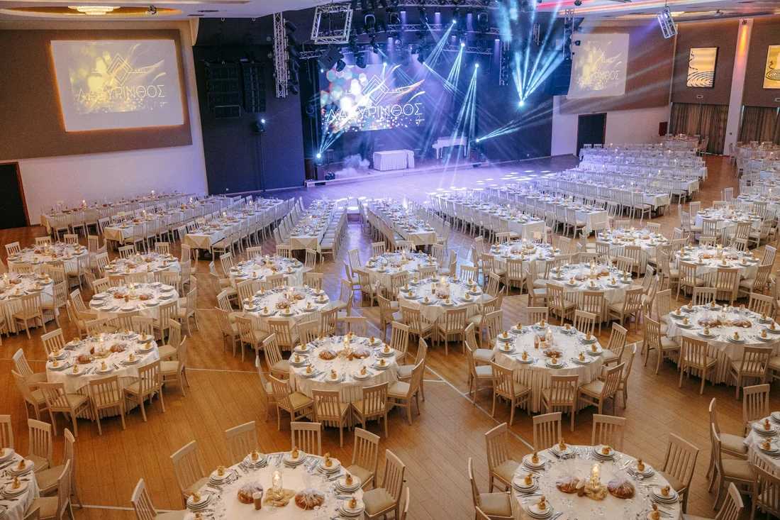 Λαβύρινθος Event Hall με τραπέζια και σκηνή